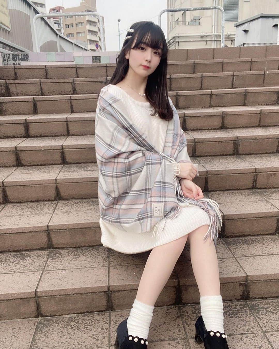 高田もものインスタグラム：「. この写真だと、色んなところにパールが散りばめられてるのがわかるかな🤔 . 今日も配信ありがとうございました🎥 . かしこ . #高田もも #かしこってなに #かしこ #あいどる #アイドル #idol #japaneseidol #かみやど #ひらがなかみやど #instagood #instagram #ミスid2021  #ミスid #majesticlegon #whiteoutfit #white #パール #パールネックレス #パールアクセサリー #jillbyjillstuart #ストール #前髪 #おくれ毛」