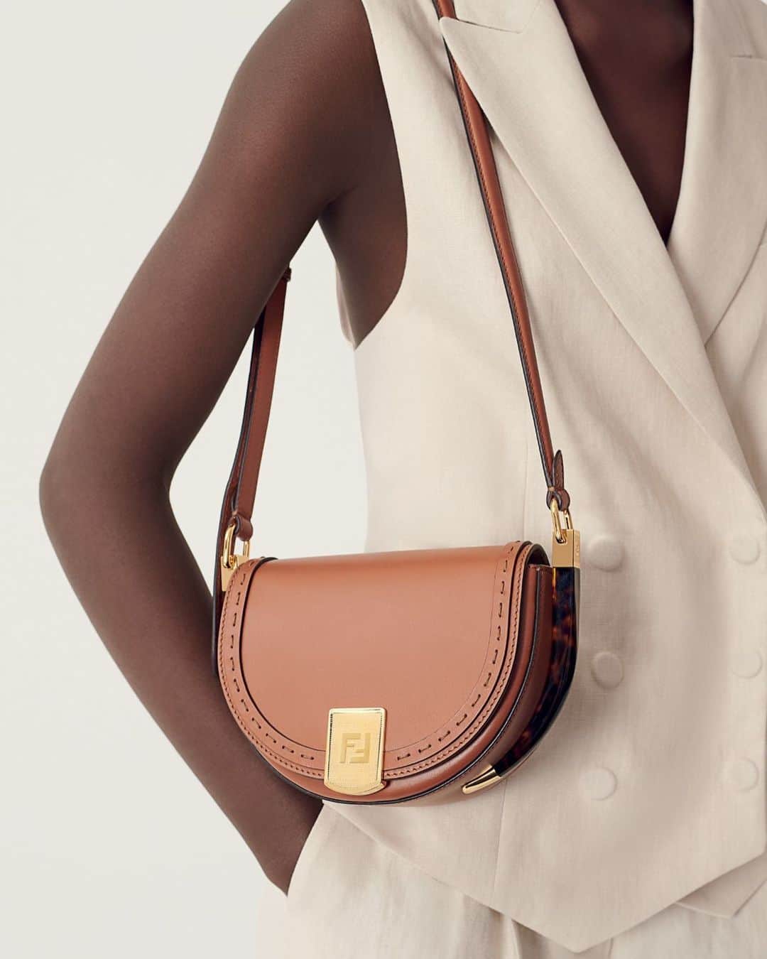 Fendiのインスタグラム：「Named after its luxuriously curved silhouette, the new #FendiMoonlight bag made its debut on the #FendiSS21 runway and is destined to become a trusty wardrobe staple.  Photographer: @brunostaub Stylist: @giovannidariolaudicina Models: Maty Fall, Maggie Cheng, Alex Andrews and Vilma Sjoberg」