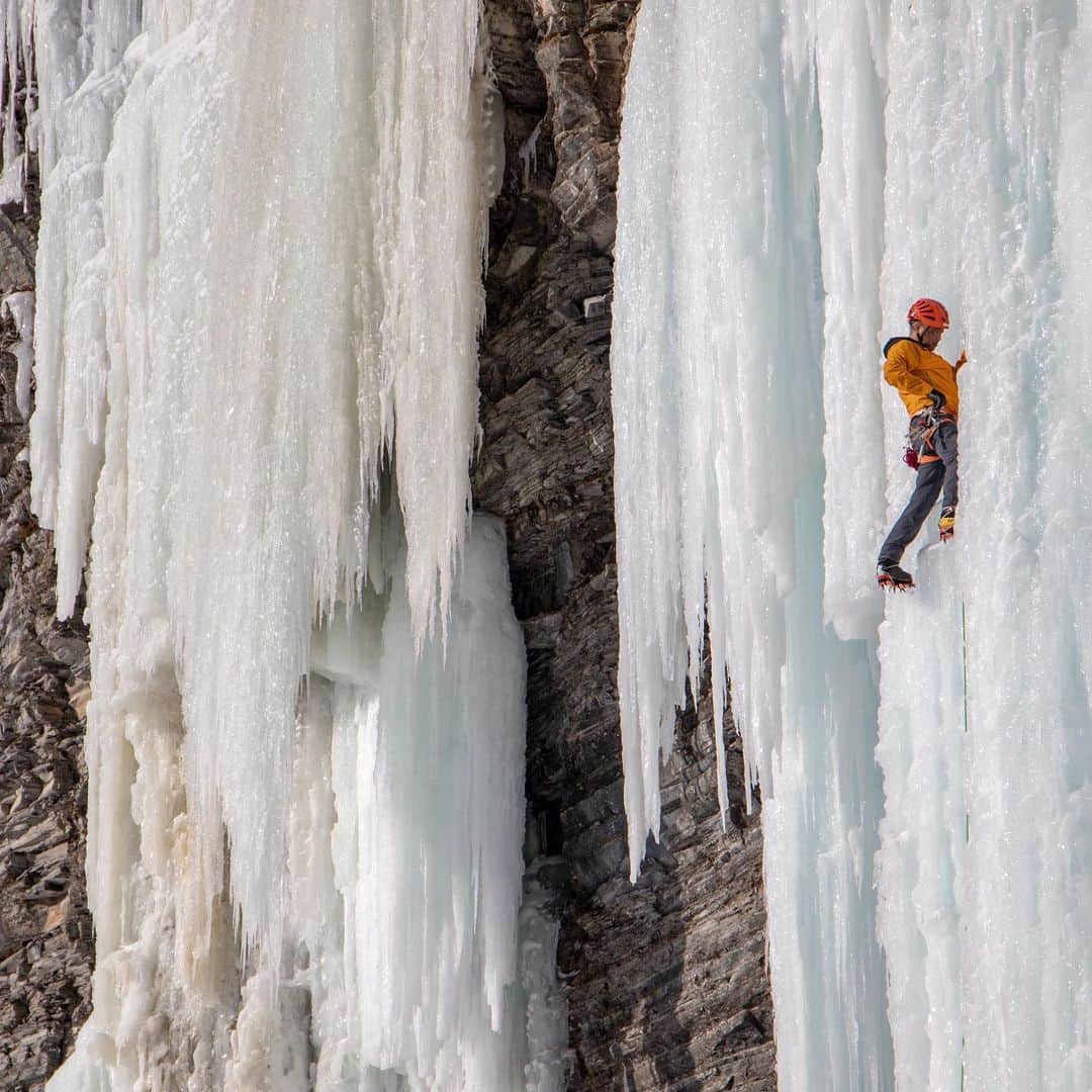 マーモットのインスタグラム：「"From the Arctic tundra of its far north to the temperate forests bordering Maine, Quebec encompasses nearly 600,000 square miles (that’s almost three times the entire size of France). And it’s empty. Most of its population resides in the strip of land bordering the St. Lawrence. Beyond is wilderness in the truest sense of the word. ￼ The ice begins to come into condition in November. The best combination of longer days and slightly higher temperatures is February and March. It's some of the best ice you'll find." - Marmot Athlete @petetakeda   #marmotvertclub   Photo: @mikethurk」