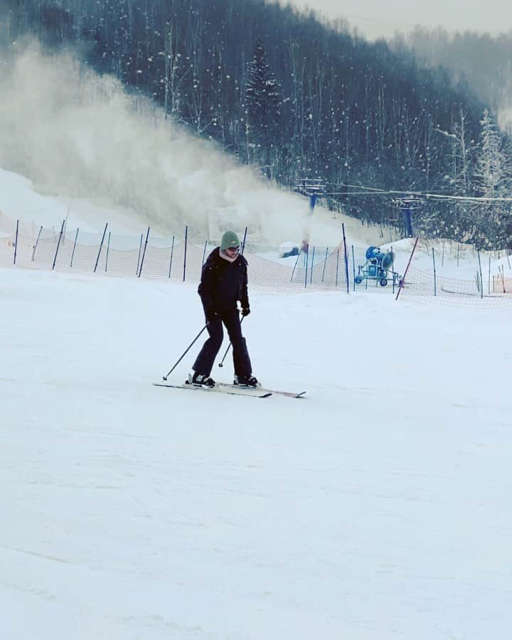 エレーナ・イシンバエワのインスタグラム：「⛷Первый день катания на лыжах впервые в моей жизни 🥳 ⠀ Главное правило: КОНТРОЛЬ СКОРОСТИ ☝🏻⛷ ⠀ Освоила технику катания плугом и карвинговую технику. ⠀ Научилась тормозить. 🎿 ⠀ Ощущение непередаваемые 🥳🙌🏻  Воздух, солнце, физическая нагрузка, ощущение скольжения, чувство контроля тела и... скорость. WOW... ⠀ Был момент самоуверенности и именно в этот момент упала...💥 ⠀ Контроль - наше всё! ☝🏻 ⠀ @zlakovsky, спасибо за подготовку и азы катания на лыжах. Надеюсь ещё поработаем 🤗 ⠀ ⛷First day of skiing for the first time in my life 🥳 ⠀ The main rule: the SPEED CONTROL ☝🏻⛷ ⠀ I has mastered the technique of ploughing and carving techniques. ⠀ I learned to slow down. 🎿 ⠀ The feeling is indescribable. 🙌🏻 ⠀ The air, the sun, the physical exertion, the sensation of sliding, the sense of control of the body and... speed. WOW... ⠀ There was a moment of self-confidence and it was at this moment that I fell...💥 ⠀ Control is our everything! ☝🏻 ⠀ @zlakovsky, thank you for the preparation and the basics of skiing. I hope we will work again 🤗 ⠀ #исинбаева#isinbaeva#winter#ski#wintersports#emotions#energy」