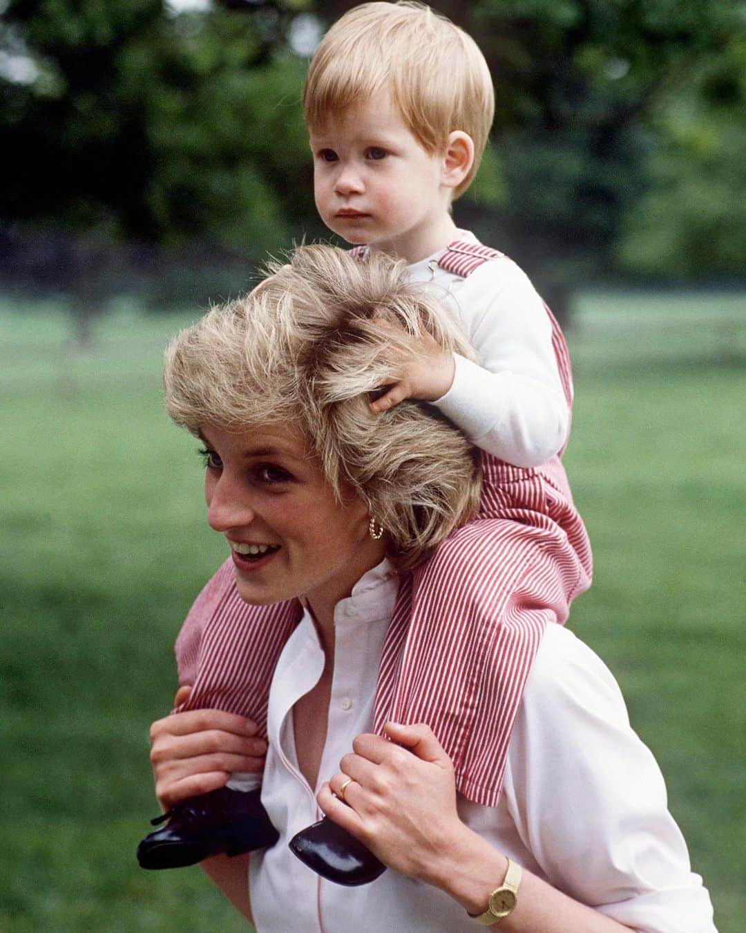 ELLE UKさんのインスタグラム写真 - (ELLE UKInstagram)「Meghan Markle and Prince Harry announced yesterday, on Valentine's Day, that they are expecting their second child together. The date marked 37 years since Princess Diana announced her second pregnancy with Prince Harry 💕💕 LINK IN BIO」2月16日 0時24分 - elleuk
