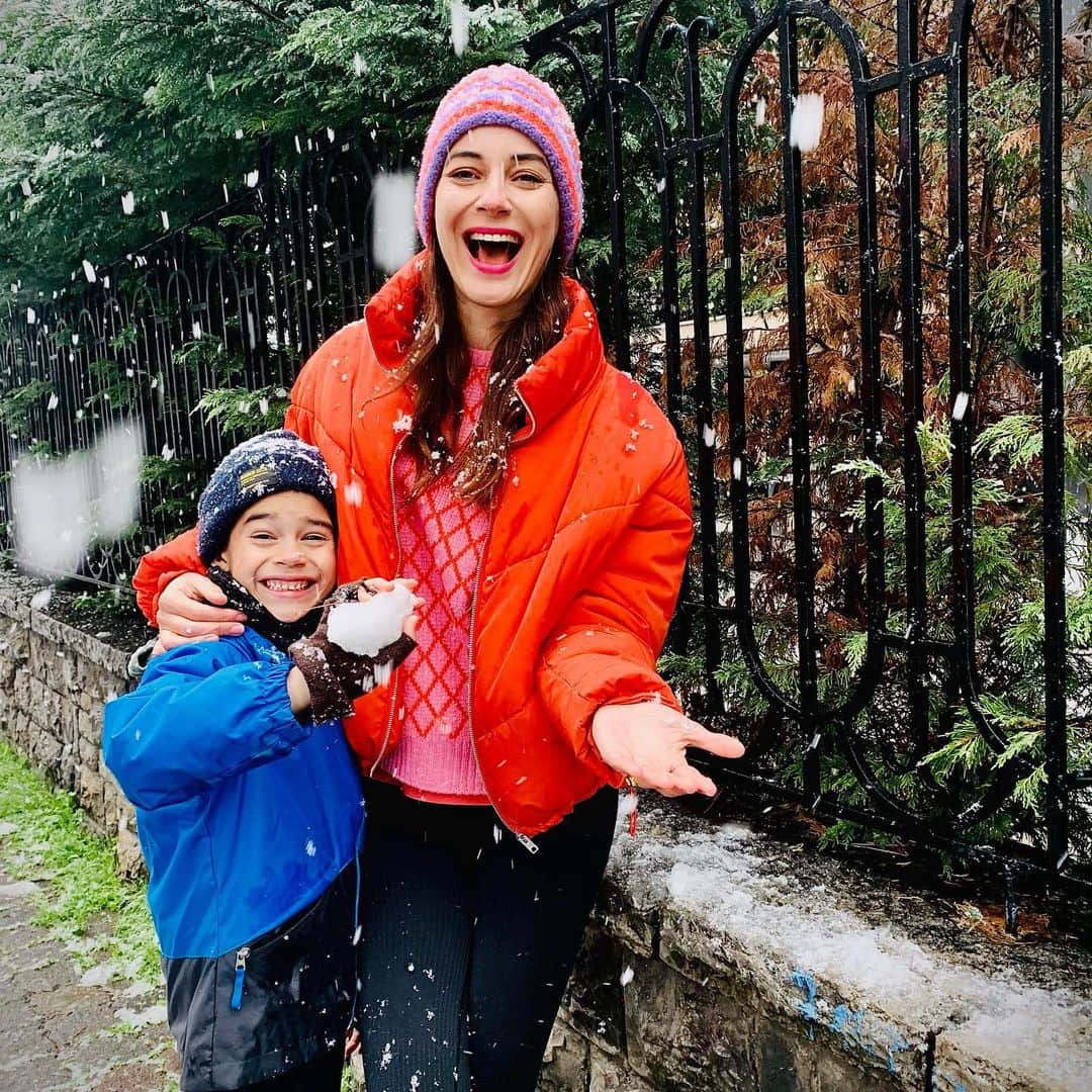 Sedef Avciのインスタグラム：「Bizim payımıza da bu kadarcık kar düştü☃️ #myboy #love #snow #winter」