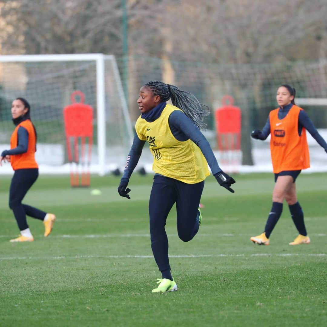 サッカー フランス代表チームさんのインスタグラム写真 - (サッカー フランス代表チームInstagram)「Entraînement enneigé ❄️ Prochain match des Bleues ce samedi 20/02 à Metz, à 21h10 face à la Suisse ! #FiersdetreBleues - Snow and happiness 😁」2月16日 0時25分 - equipedefrance