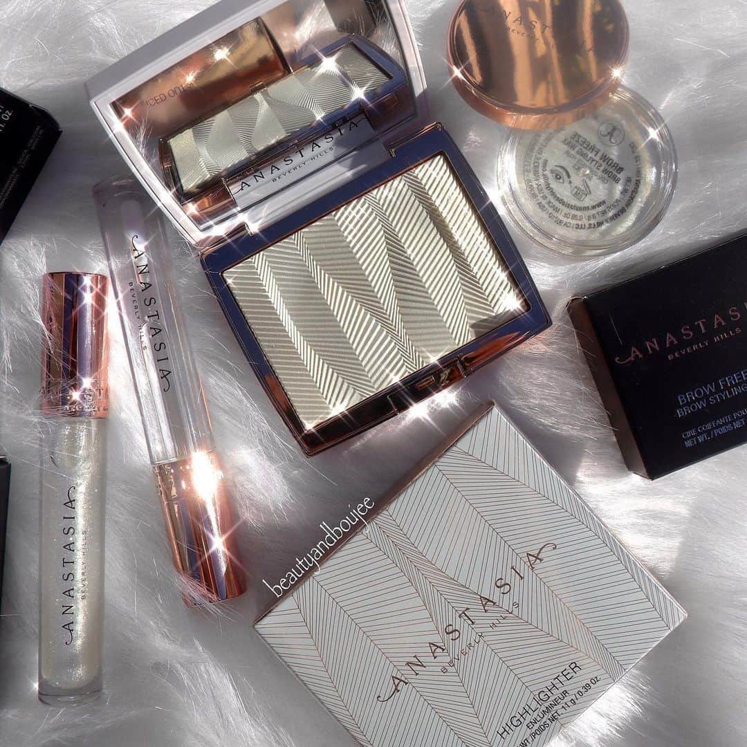 Anastasia Beverly Hillsさんのインスタグラム写真 - (Anastasia Beverly HillsInstagram)「If looking at this doesn't make you feel 🤩🤩🤩 are you even alive?! @beautyandboujee captures the epic shimmer and shine of our Spring 2021 collection✨⁣ ⁣ Which ones have you tried so far?!⁣ ✨Brow Freeze - a long-lasting, universal styling wax⁣ ✨Iced Out Highlighter - a golden, radiant highlight that suits all skin tones⁣ ✨Crystal Gloss in "Glass" - a non-sticky, ultra-shiny transparent gloss⁣ ✨Diamond Gloss in "Honey Diamond" - a non-sticky, golden glittery gloss⁣ ⁣ #anastasiabeverlyhills #anastasiabrows #ABHIcedOut #browfreeze」2月16日 0時26分 - anastasiabeverlyhills