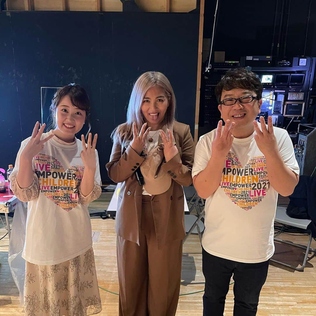 MINMIさんのインスタグラム写真 - (MINMIInstagram)「LIVEEMPOWERCHILDREN ありがとうございました まだまだ知られてない 小児癌。今回チャリティイベントに 参加させて頂き小さな子供達やそのご家族が癌と闘っている事を知り、少しでも広めたり応援したいと思いました。  実は今回参加したきっかけは次男が昔、入院した病院がこの活動に参加してるのを知り少しでも恩返しになればという思いからでした。 また子供が入院してる時のお母さんの気持ちがわかり、少しでも寄り添い応援できたらというのもありました。 無観客ライブとはいえ、みんなの歌声で心が繋がっていくのを感じた夜でした。 私は長男、次男が何度か病気や事故で入院した時、生きた心地がしない夜が何度もありました。 子育ては、妊娠中から産まれたあとも思いがけない出来事が沢山ありますよね。 その度に、こんな子に育って欲しい、こんな家族を作りたい、 色んな理想を抱くけど、それよりも、何よりも、生きてるだけで充分なんだ、健康。ただそれだけでいい、 と何度も気付かされることがありました。  そして、 不安に呑み込まれそうになる度に、 色んな事があったね、といつか笑える。 そんな日を強くイメージしていました。  今、コロナや地震、色々大変な状況の中、がんばってる方多いと思います。 心が折れそう、折れてしまったという方もいるかもしれません。  思い通りにいかなかったり 些細な事でイライラする時もありますが 生きてるだけで充分だと 病気や怪我と必死に闘ってる子供や ご家族の想いを想像するだけで 生きる喜びや ありがたみを感じれるかもしれません  あした朝がきたら それだけで幸せ  みんな笑顔のあしたに なりますように」2月16日 0時44分 - minmidesu