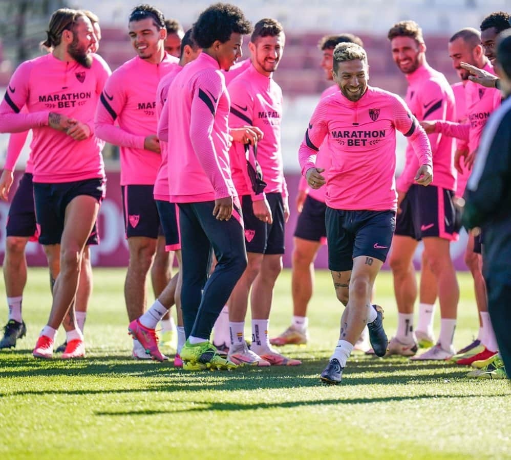 アレハンドロ・ゴメスのインスタグラム：「Cumpleaños en familia ⚪️🔴❤️😍 #33 gracias !!! @sevillafc」