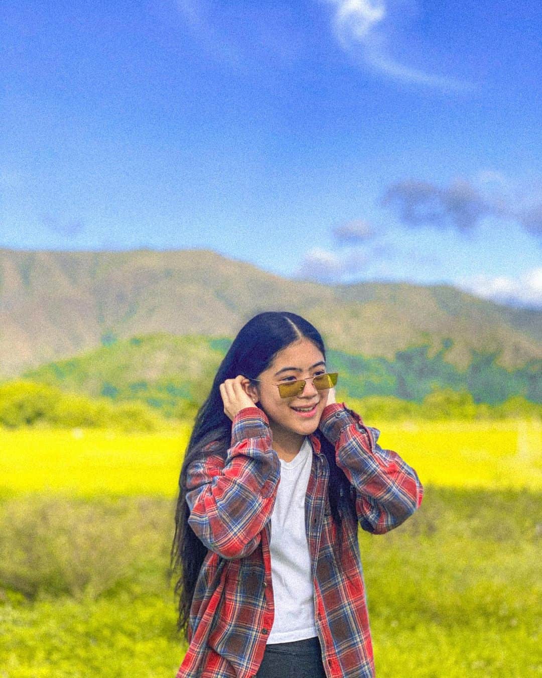 Niana Guerreroさんのインスタグラム写真 - (Niana GuerreroInstagram)「random shots at the farm ✨🌾 oh and btw new video up on my channel! lil sis natalia took over the whole vlog 😂  ps thank you @gentlemonster for the sick shades 😎」2月16日 0時42分 - nianaguerrero