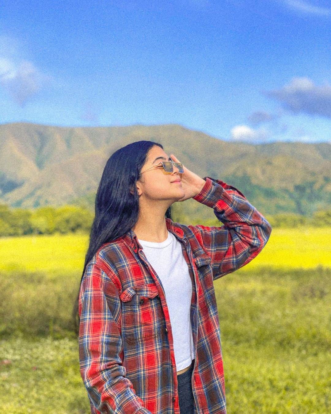 Niana Guerreroのインスタグラム：「random shots at the farm ✨🌾 oh and btw new video up on my channel! lil sis natalia took over the whole vlog 😂  ps thank you @gentlemonster for the sick shades 😎」