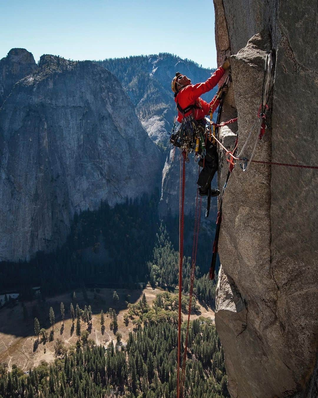 ジミー・チンさんのインスタグラム写真 - (ジミー・チンInstagram)「@ivo_ninov stacked and racked on the Pacific Ocean Wall.   A few pics from @davehahn.climb’s first Yosemite foray. He might look a bit freaked out but I’m pretty sure he had a good time in the end. Dave had climbed Everest 11 times and @conrad_anker decided it was time for him to climb the other Big E. I don’t think Dave was expecting one of the longer steeper routes on El Cap. Classic sandbag.  #fromthearchives」2月16日 1時02分 - jimmychin