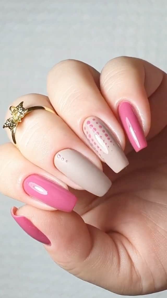 Risqueのインスタグラム：「Se joga no bege e no rosa!  💅 Essa nail art feita pela @natyscalada com a Nova Coleção #RisquéRevoluçãoDasCores ganhou nossos corações. O resultado ficou perfeito! Você faria? Se fizer, marque #EuQueFizRisqué para aparecer aqui!   #TáNasNossasMãos #Risqué #EsmaltesRisqué #RisquéRegular」
