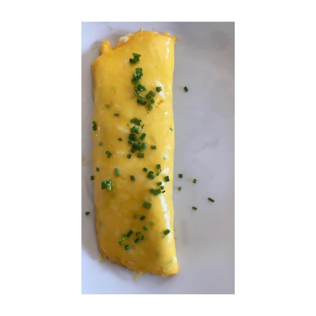 ミンカ・ケリーのインスタグラム：「Behold the perfect French Omelette. Smooth, silky exterior with no browning cradling a tender, moist, soft-scrambled cheesy interior. A tidy package of finesse and delicacy. Voilá 💋」