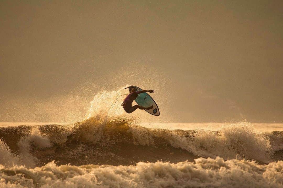 ミグエル・プッポのインスタグラム：「Na primeira luz do dia🌅 #marambaia (📸: @osvaldopok )」