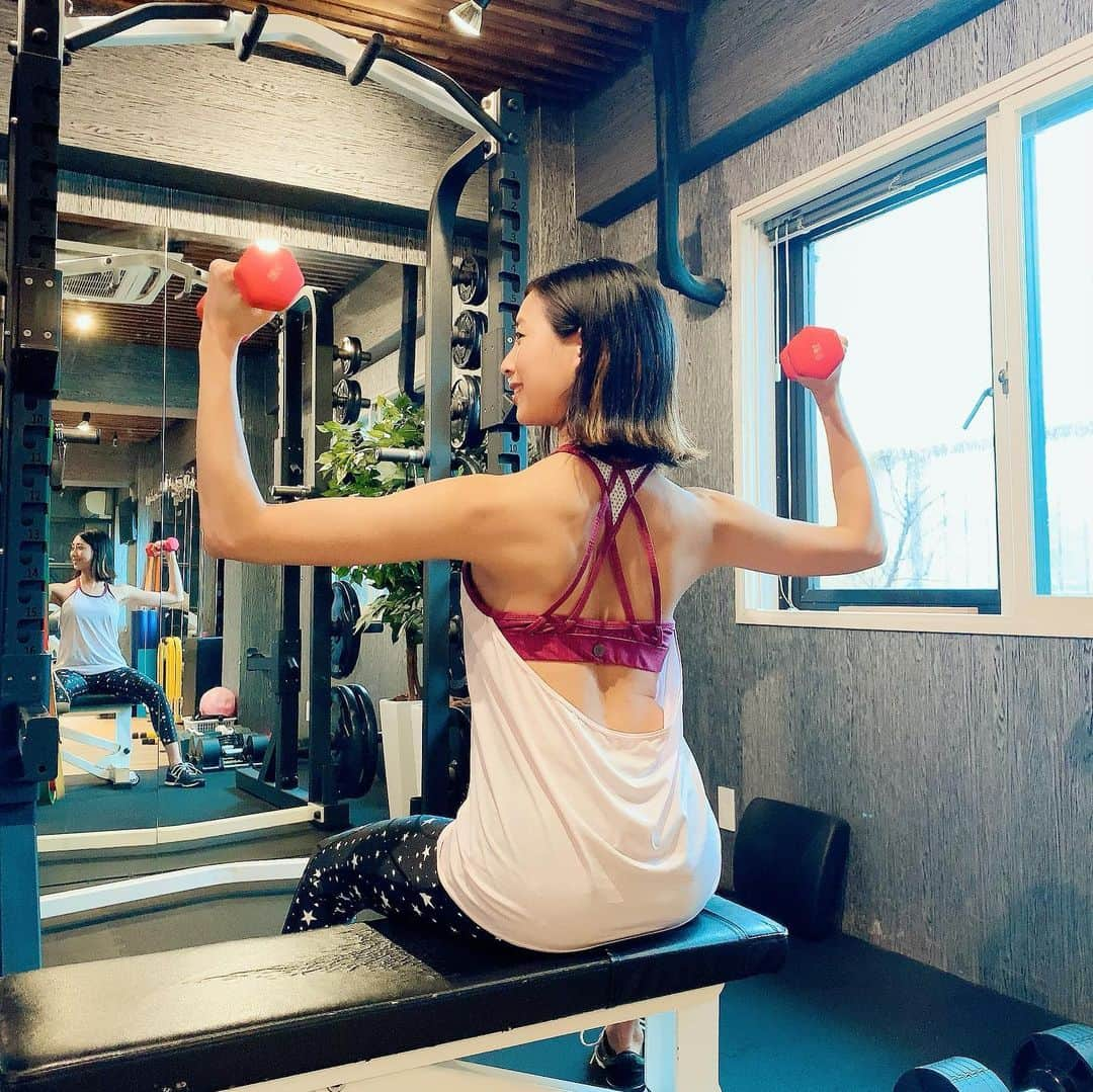 桜井未来さんのインスタグラム写真 - (桜井未来Instagram)「子供のお風邪などもあって、1週間トレーニングに行けなかったので😂 久しぶりの @personalbodylab_official 💪 いつものお腹とお尻と裏もも鍛えてから、背中のラインも綺麗にすべく、軽めのダンベル😊👍  やっぱりトレーニングに行くとスッキリ✨ 身体の調子が良くなりますね😆✨  ・ ・ ・ #ファンクス #ファンクショナルトレーニング #FUNX #パーソナルジム #パーソナルトレーニング #パーソナルトレーニングジム #トレーニング #トレーニング動画 #ランニング #パーソナルボディラボ #parsonalbodylab #プロテイン #ダイエット #お腹痩せ #お腹痩せダイエット #美ボディ #筋トレ #筋トレ女子 #フィットネス #フィットネス女子 #美尻 #足痩せ #ワークアウト #美ボディ #ボディーメイク #workout #ベストボディジャパン 目指そう #ゴルフ女子 #バイク女子」2月16日 0時55分 - miki.sakurai0214