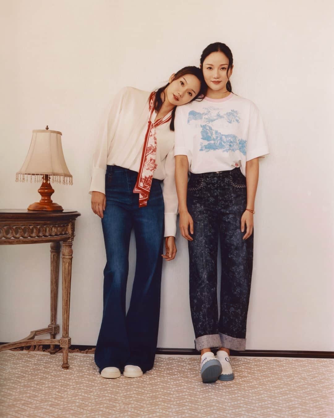 Chloéさんのインスタグラム写真 - (ChloéInstagram)「Mutual inspiration motivates them forward and drives their creative spirit. “We encourage, support and compete,” offer identical sisters and synchronized swimmers Wenwen and Tingting.  Discover the Lunar New Year capsule in boutiques and on chloe.com.  #CHLOEcny #CHLOEvoices」2月16日 1時00分 - chloe