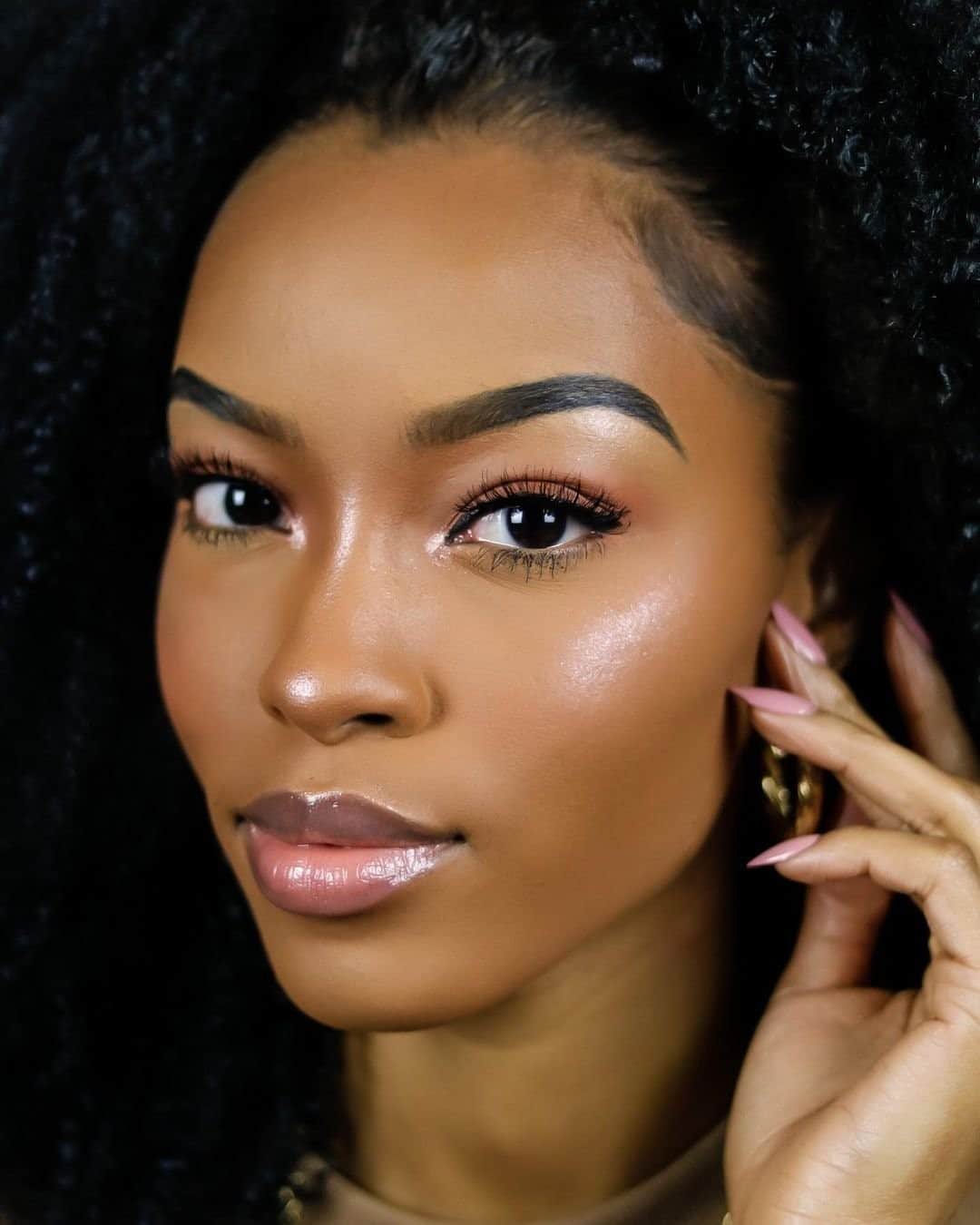 Too Facedのインスタグラム：「Beauty 💕 @slimreshae wears our Lip Injection Maximum Plump for the PLUMPEST pout ever! #regram #toofacedambassador #toofaced」