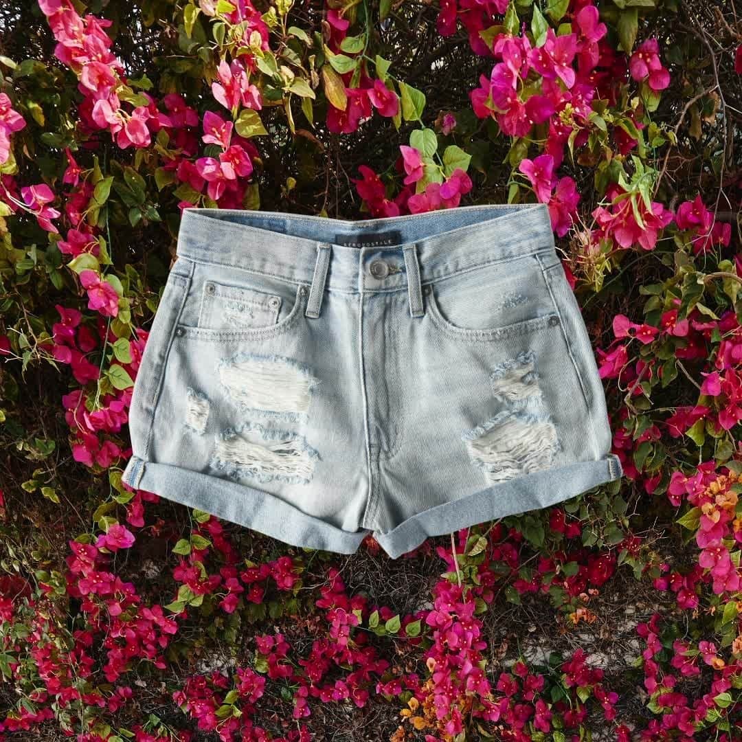 エアロポステールのインスタグラム：「The Aero Long Weekend Sale is on! Celebrate with 50-70% off EVERYTHING, including new loves. Plus, treat yourself to BOGO jeans + buy 1 get 2 FREE tees 💕#AeroWorld」