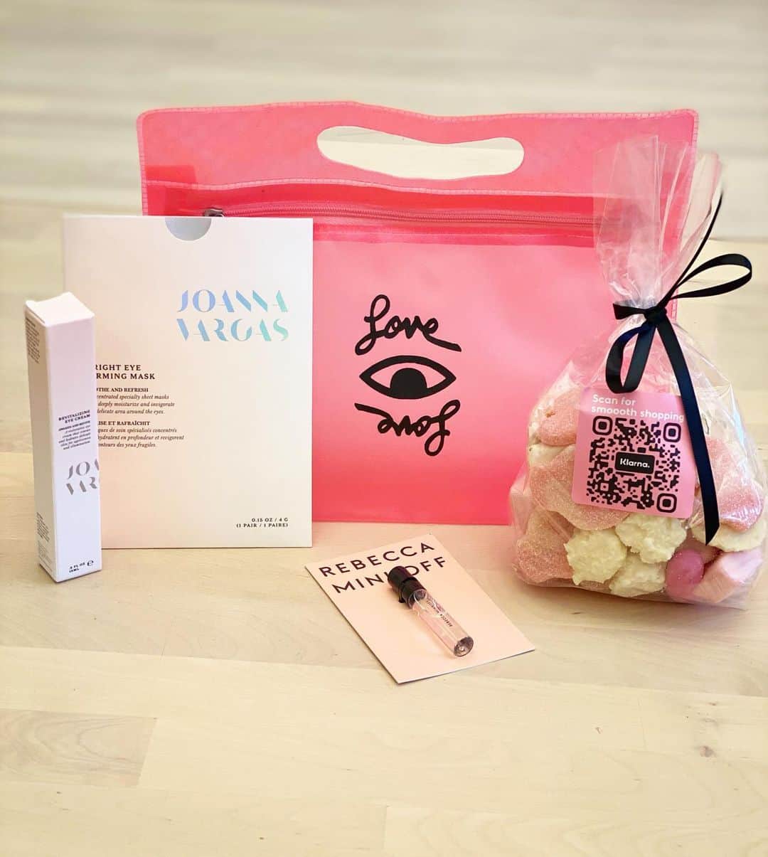レベッカミンコフのインスタグラム：「Giveaway! Ladies want in on the #NYFW goodie bag and a $500 Rebecca Minkoff Gift card?  Easy peasy: like this pic, follow me and tag two pals who must comment and follow as well. Winner will be announced by EOW!  U.S BASED ONLY」