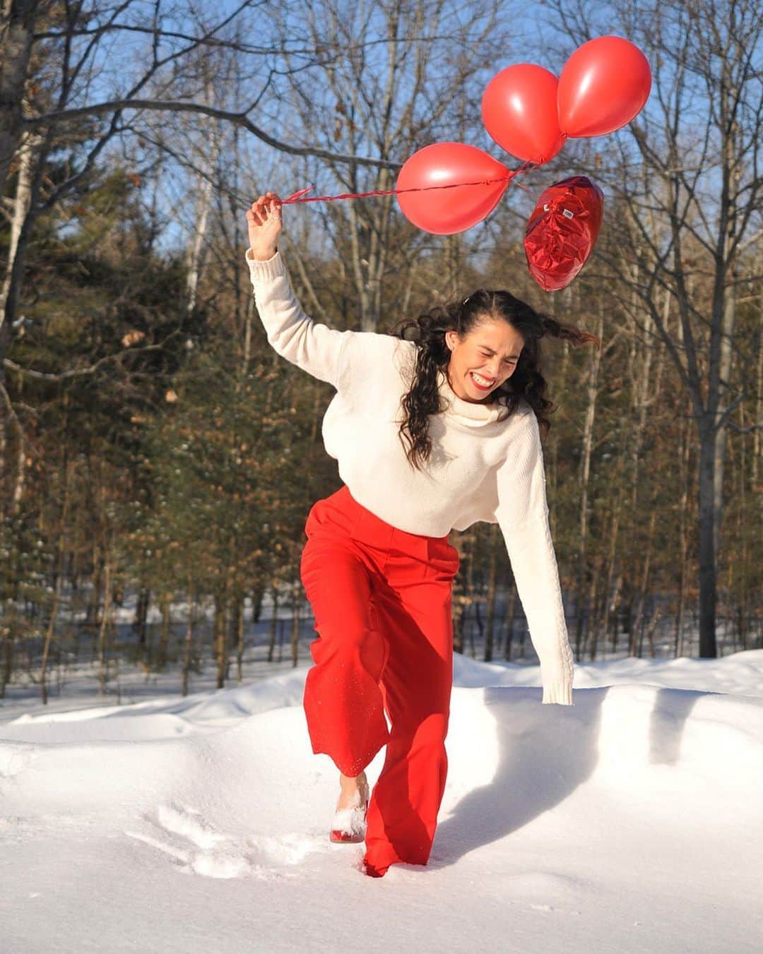 エルビス・ストイコさんのインスタグラム写真 - (エルビス・ストイコInstagram)「♥️😂 Happy Valentine’s Day and family day Canada!!!! ⠀ How did you guys spend the weekend? Me, well I helped my wife @gladys_orozco with a photoshoot, it did not go as planned because it was very windy and her props 🎈were flying all over the place, she decided she wanted to walk in snow with 👠, that didn’t work well either because her feet froze very quickly, this shoot is one of our favourites, it really shows the reality of how hard modeling is. ⠀  #nopainnogain #happyvalentinesday #happyfamilyday #failphotoshoot #helpingothers #lovemywife」2月16日 1時04分 - elvistojko