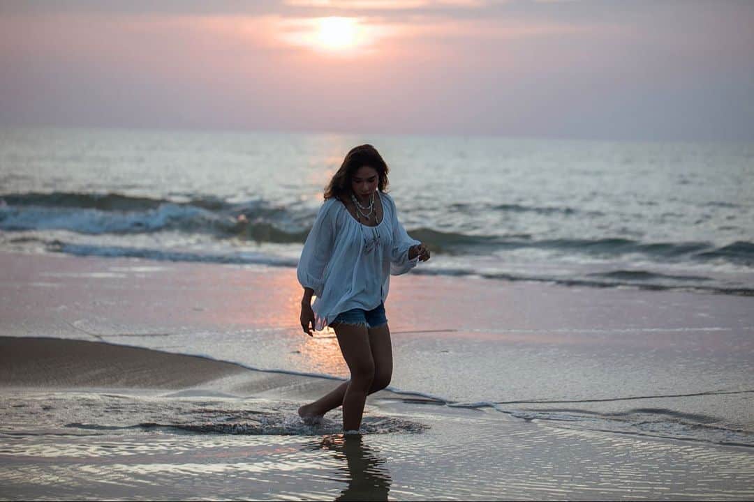 Laila Boonyasakのインスタグラム：「Stop searching for the right person and focus on becoming  the right person. 🌊  #พังงา #sunset  by @peduckk」