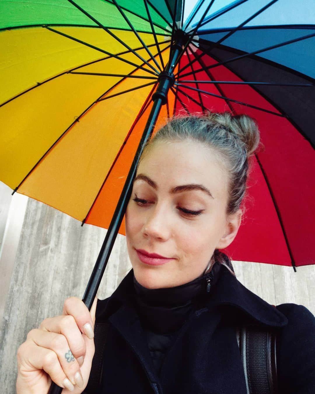 イザベル・ペダーセンのインスタグラム：「Ready for another day of running 🏃🏼‍♀️ 🌧️🌈」