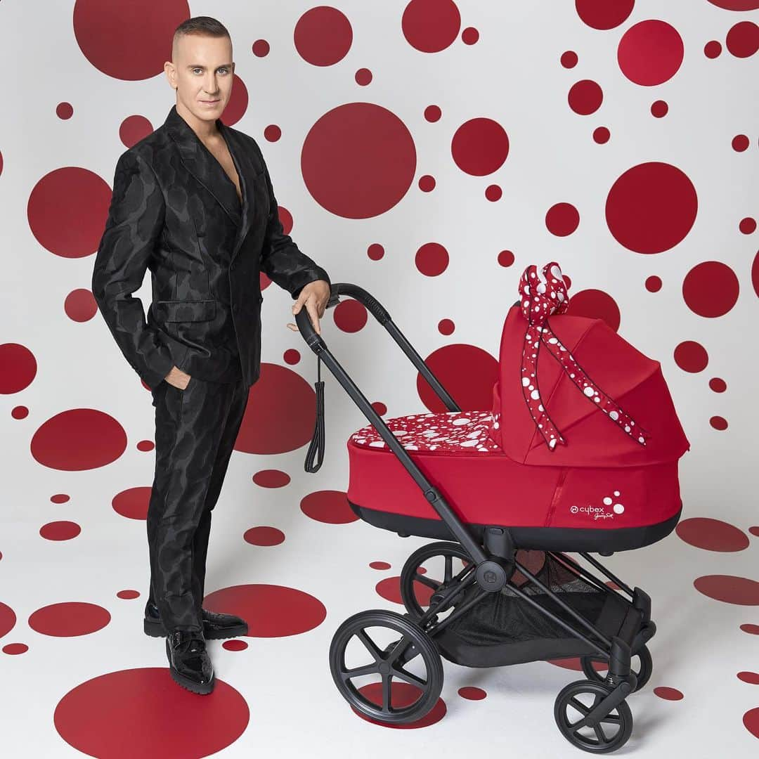 ジェレミー・スコットのインスタグラム：「WHATS RED & WHITE AND POLKA DOT ALL OVER AND HAS A BOW ON IT ?! THE NEW STROLLER I DESIGNED FOR @cybex_global COVERED WITH POLKAS GALORE ! #CYBEXJEREMYSCOTT #EVERYTHINGISBETTERWITHABOWONIT 🎀」