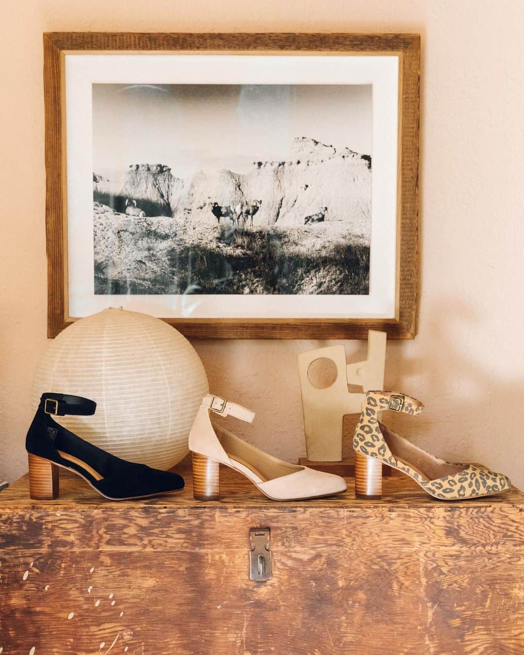ソルドスのインスタグラム：「opting for date night in these days? us too. our favorite way to make things feel special? the gemma heel ✨😉⁣ ⁣ shop link in bio!」