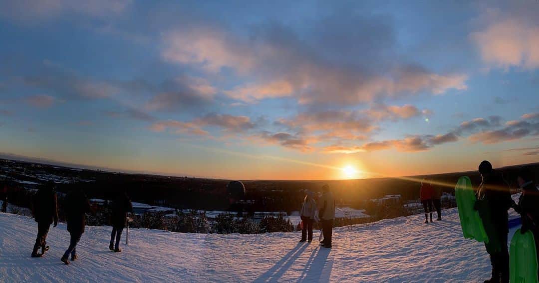 田中亜土夢さんのインスタグラム写真 - (田中亜土夢Instagram)「ヘルシンキのサンセットポイント！！ #malminkartanonfuippu (マルミンカルタノフイップ)  ヘルシンキに来たらヘルシンキ大聖堂行くように、ヘルシンキに来て夕陽を見るならココ！みたいな新定番になって欲しい🙏 360°地平線が真っ直ぐで本当に綺麗！  詳しくは @moi.sauna 記事見てください♪  #フィンランド #ヘルシンキ #サンセット #フィンランドの夕陽 #北欧」2月16日 1時15分 - atom_tanaka_official
