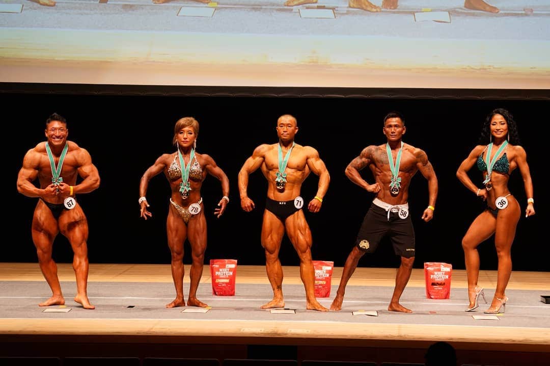永吉令奈のインスタグラム：「@musclecontestjapan   【2021MUSCLE CONTEST TOKYO】 Class D (166cm以下級）優勝 オーバーオール　優勝  このような結果で今年の挑戦を終えることができたのは 言うまでもなくたくさんの方々にお力添え頂いたおかげです。  本当にありがとうございました。  マッスルコンテストでビキニデビューし、3度目の挑戦でようやく夢にまで見たオーバーオール。  名前をバックステージで呼ばれた瞬間、これまでの辛かった日々がようやく報われたんだと胸がいっぱいになりました。  もちろんまだまだ理想には遠い体だし、課題はたくさんあります。だれが見てもチャンピオンだという体をつくりたいです。  アメリカのマッスルコンテストを現地で見たことがきっかけで刺激を受け、  何もわからないまま出場した初めてのマッスルコンテストからこの日まで、 ずっとこのオーバーオール優勝を毎日のように思い描いて過ごしてきたので本当に嬉しい気持ちでいっぱいです。  そして毎年コンテストが終わるごとに1年がスタートします。課題は山積みです。 また次のコンテストで成長した姿を見て頂けるようにこれからも頑張っていきますので見守ってて頂ければ幸いです。  毎年夢と目標を与えてくれるマッスルコンテスト運営事務局の皆様に心より感謝申し上げます。  ありがとうございました！  Photo:@m2graphy.jp  #musclecontest #musclecontesttokyo #musclecontestjapan #マッスルコンテスト東京」