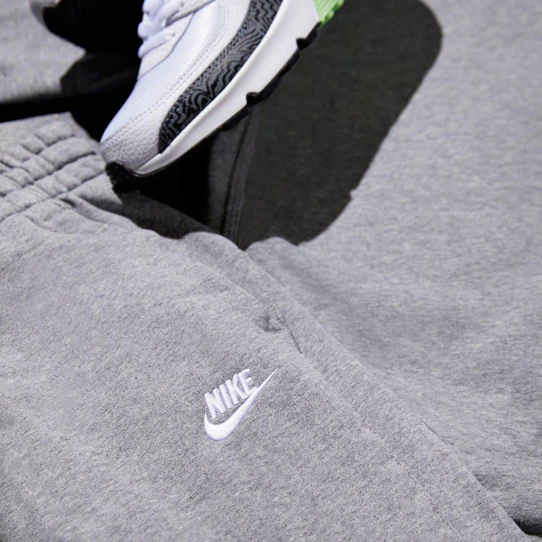 FOOTASYLUMさんのインスタグラム写真 - (FOOTASYLUMInstagram)「Lockdown look on point. 👌  Pair the @Nikesportswear Junior Air Max 90 Leather with the Junior Club Sweatshirt & Fleece Jog Pant.  #Footasylum #Nike」2月16日 1時21分 - footasylum