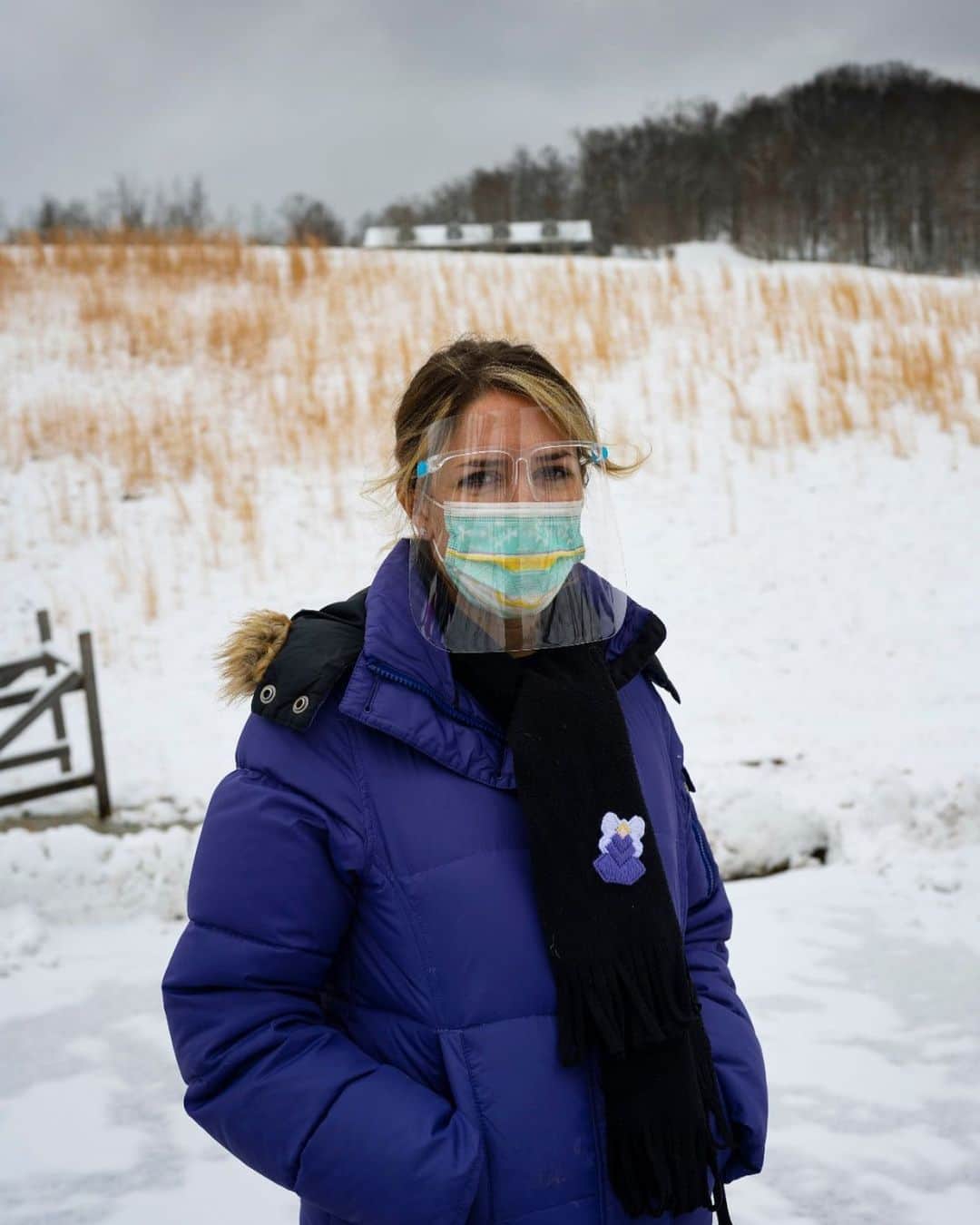 のインスタグラム：「Photo by @moniquejaques / Ashley Hart, a nurse practitioner administers COVID-19 vaccinations in Braxton County, West Virginia. As the majority of its 1.8 million residents live in communities of fewer than 2,500 people, the rollout strategy relies heavily on community practitioners like Ashley. West Virginia is one of the states leading the charge in administering COVID vaccines and currently has administered first doses to 14% of the population.」