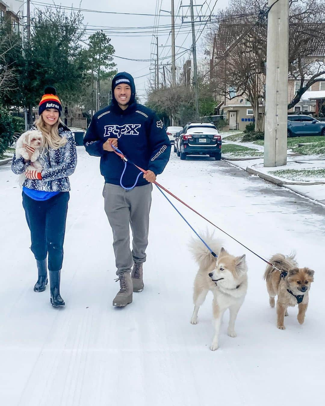 カルロス・コレアさんのインスタグラム写真 - (カルロス・コレアInstagram)「Our walk today was a bit different 🤪 Swipe —> to see our snowball fight and comment who’s the winner by KO 😂」2月16日 1時23分 - teamcjcorrea