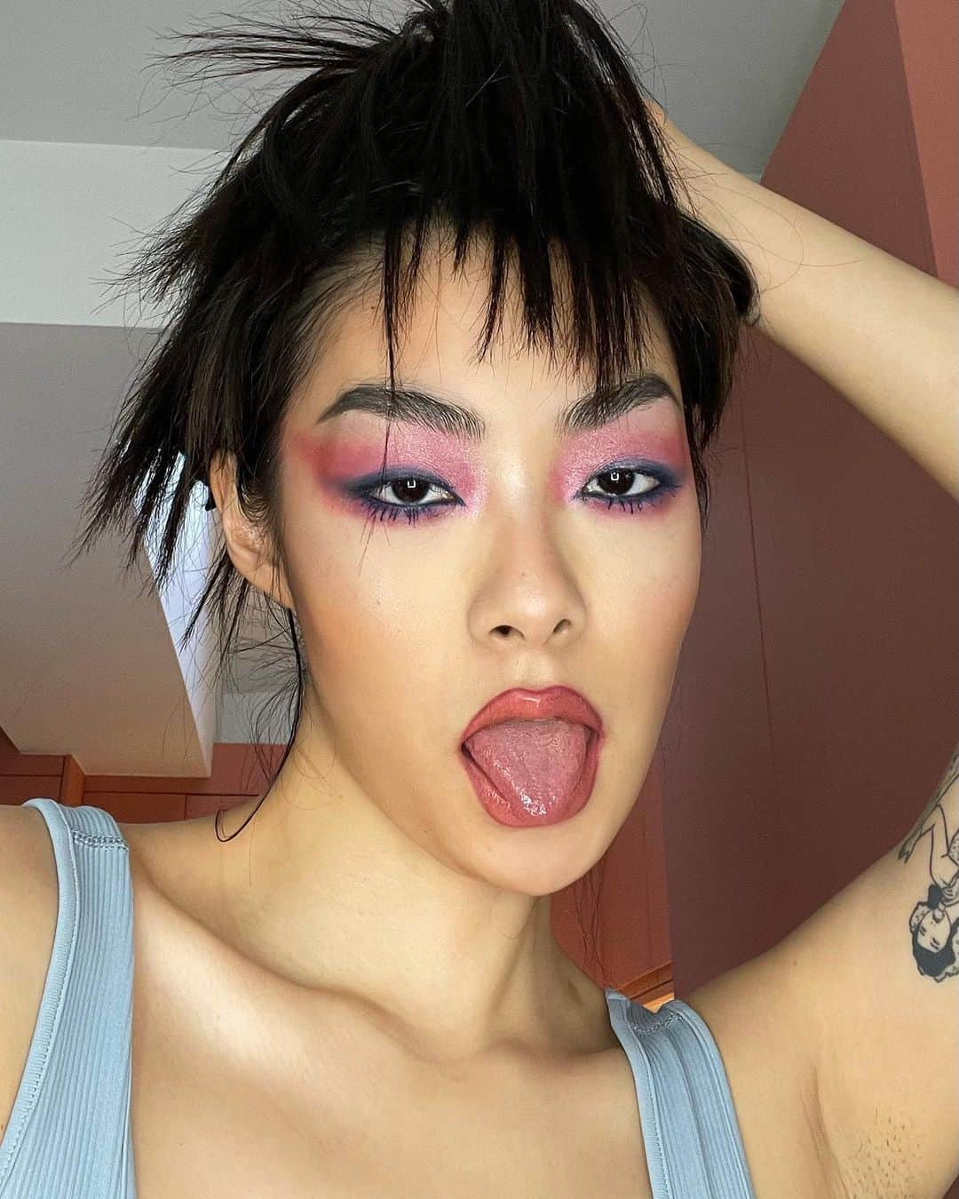 リナ・サワヤマのインスタグラム：「lewk of the day ~~~~ 80s??? I don’t even know anymore lol」