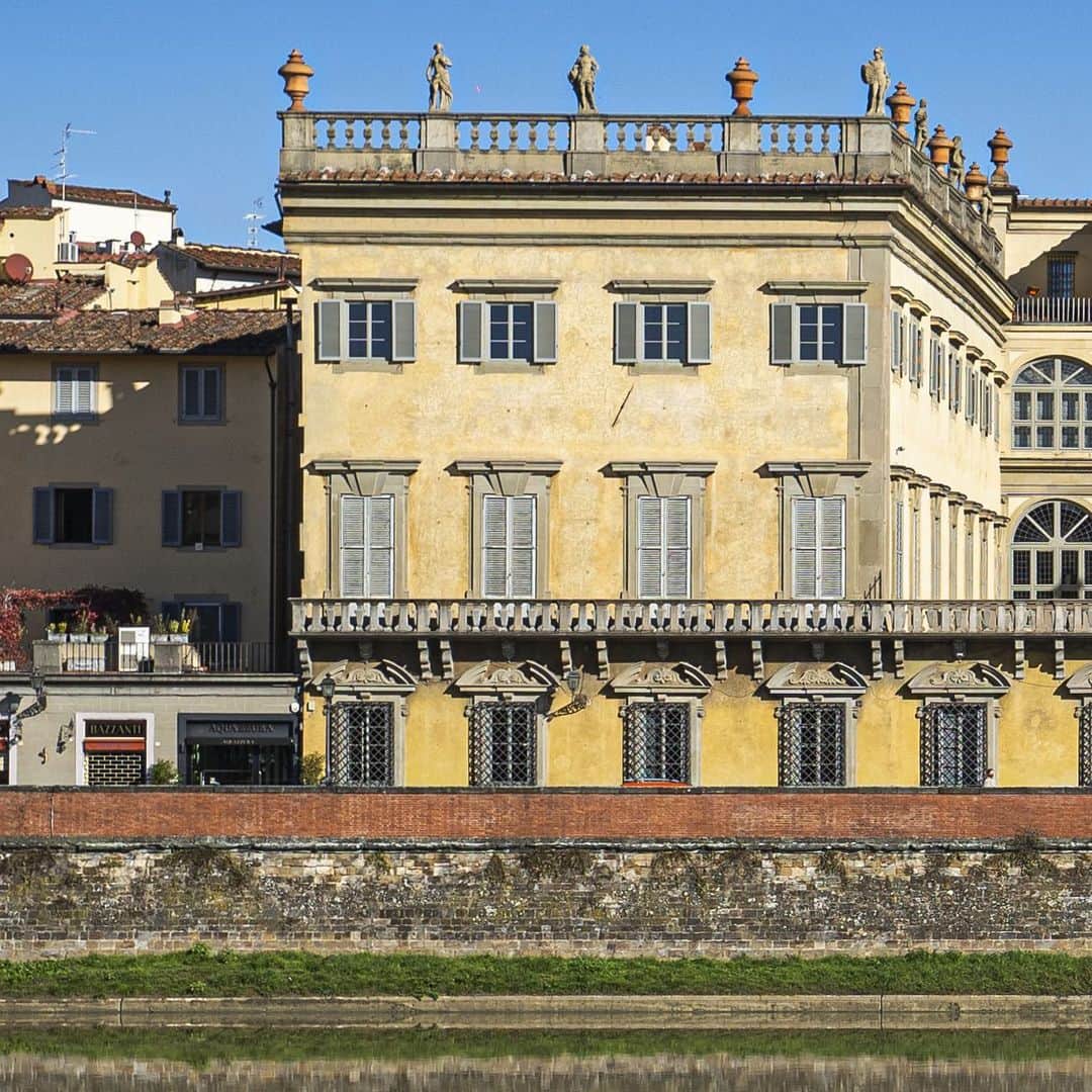 イルビゾンテのインスタグラム：「Palazzo Corsini as we see it today was designed in the fully-fledged Baroque era and built between 1656 and 1737. Over the centuries its immense rooms full of frescoes, stuccos and works of art by master artists (Pontormo, Filippo Lippi, Signorelli, and Caravaggio to name a few) have housed the noble Corsini family and hosted Popes, kings, heads of government and many men of culture and science. #ilbisonte #ilbisonteofficial #palazzocorsini #florence #sustainability」