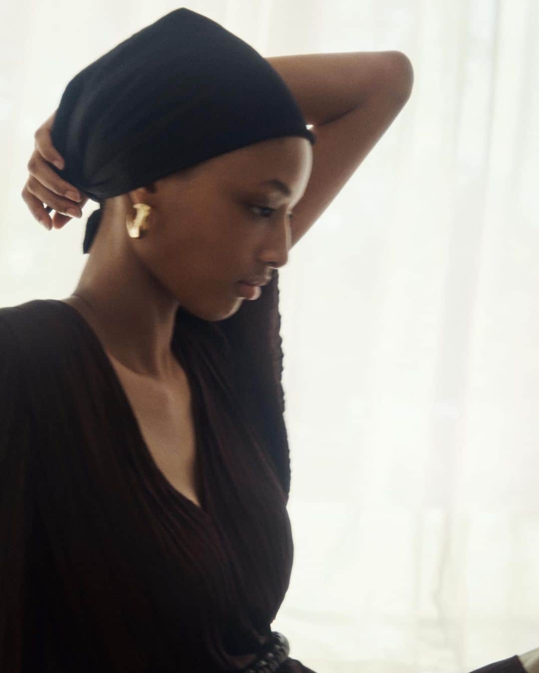 ヴィンスさんのインスタグラム写真 - (ヴィンスInstagram)「Our Spring head scarf recalls the wardrobes of the season's muses: women artists in the deserts of the American west. Particularly, Georgia O’Keeffe, whose wardrobe, replete with head scarf, was deployed as thoughtfully and individually as her paintings. Her collection of scarves drew purposefully striking silhouettes in her husband, photographer Alfred Stieglitz’s widely shared portraits. Undoubtedly, they also offered the artist the ability to work in the landscape freely and clearly, without giving her hair a second thought. O'Keeffe at Ghost Ranch, 1964. Image courtesy of Todd Webb Archive.」2月16日 1時35分 - vince
