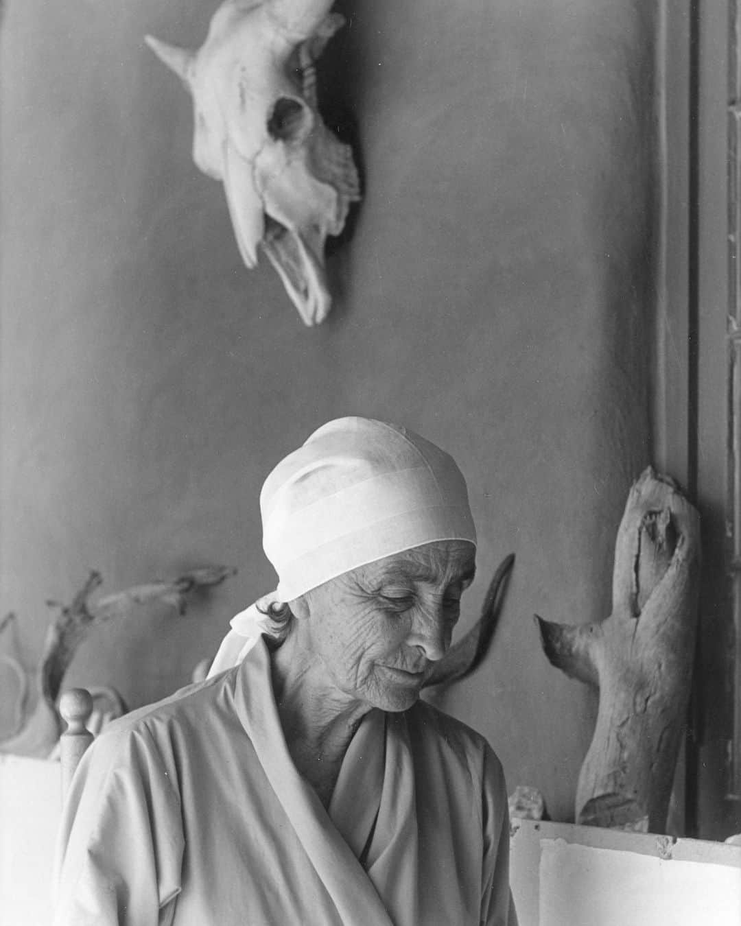 ヴィンスさんのインスタグラム写真 - (ヴィンスInstagram)「Our Spring head scarf recalls the wardrobes of the season's muses: women artists in the deserts of the American west. Particularly, Georgia O’Keeffe, whose wardrobe, replete with head scarf, was deployed as thoughtfully and individually as her paintings. Her collection of scarves drew purposefully striking silhouettes in her husband, photographer Alfred Stieglitz’s widely shared portraits. Undoubtedly, they also offered the artist the ability to work in the landscape freely and clearly, without giving her hair a second thought. O'Keeffe at Ghost Ranch, 1964. Image courtesy of Todd Webb Archive.」2月16日 1時35分 - vince
