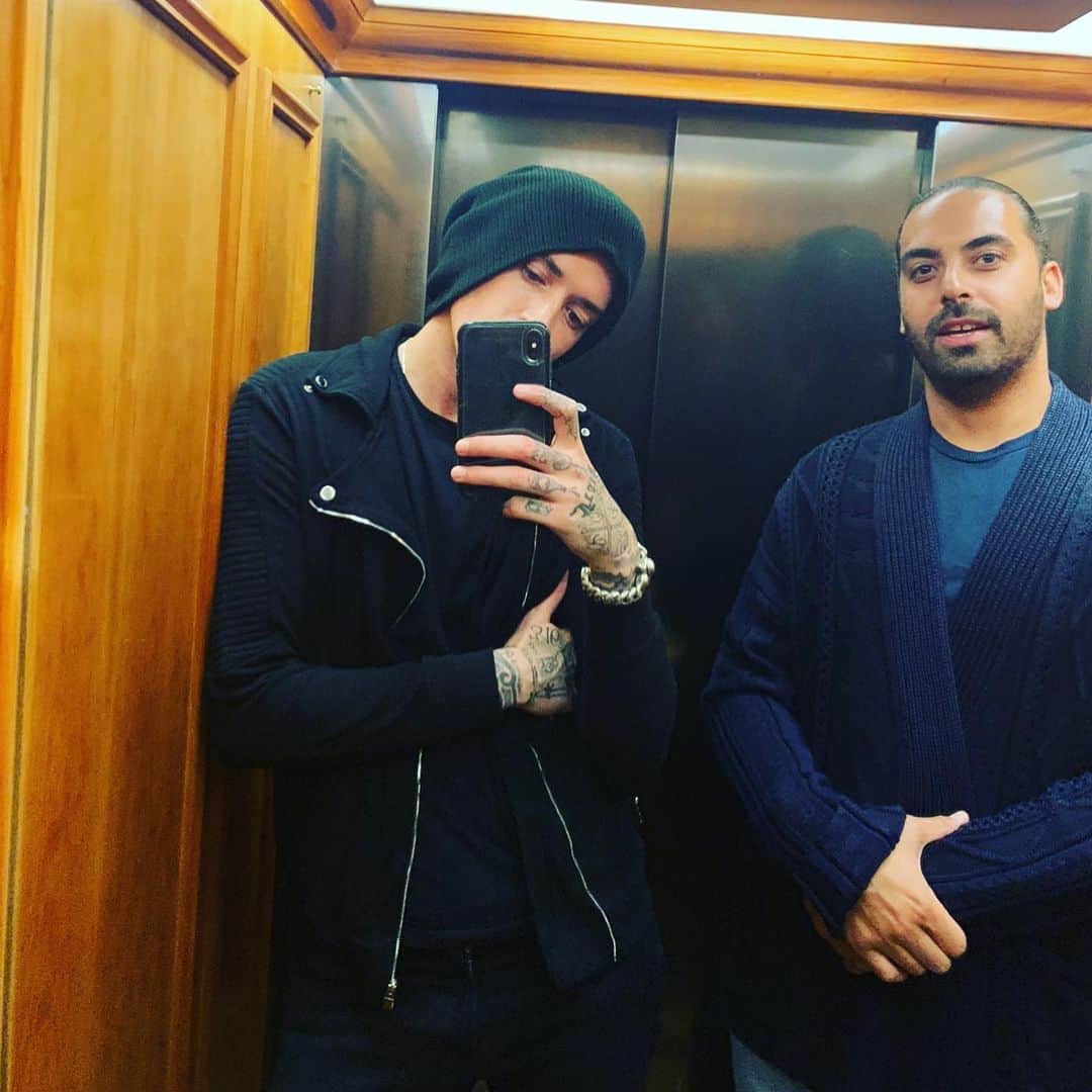 ジュリアン・ペレッタのインスタグラム：「Guns for show, knives for a pro. My brother @ryanbishbash - you taught me everything I know. Thank for taking care of me, my family and fiancée through the hardest times of my life. We’ve travelled the world. Stayed up all hours talking life. I’m blessed to know you. The amazing father, son and incredible entrepreneur you are today. From the ground. You make it all. London is yours. 🇬🇧」