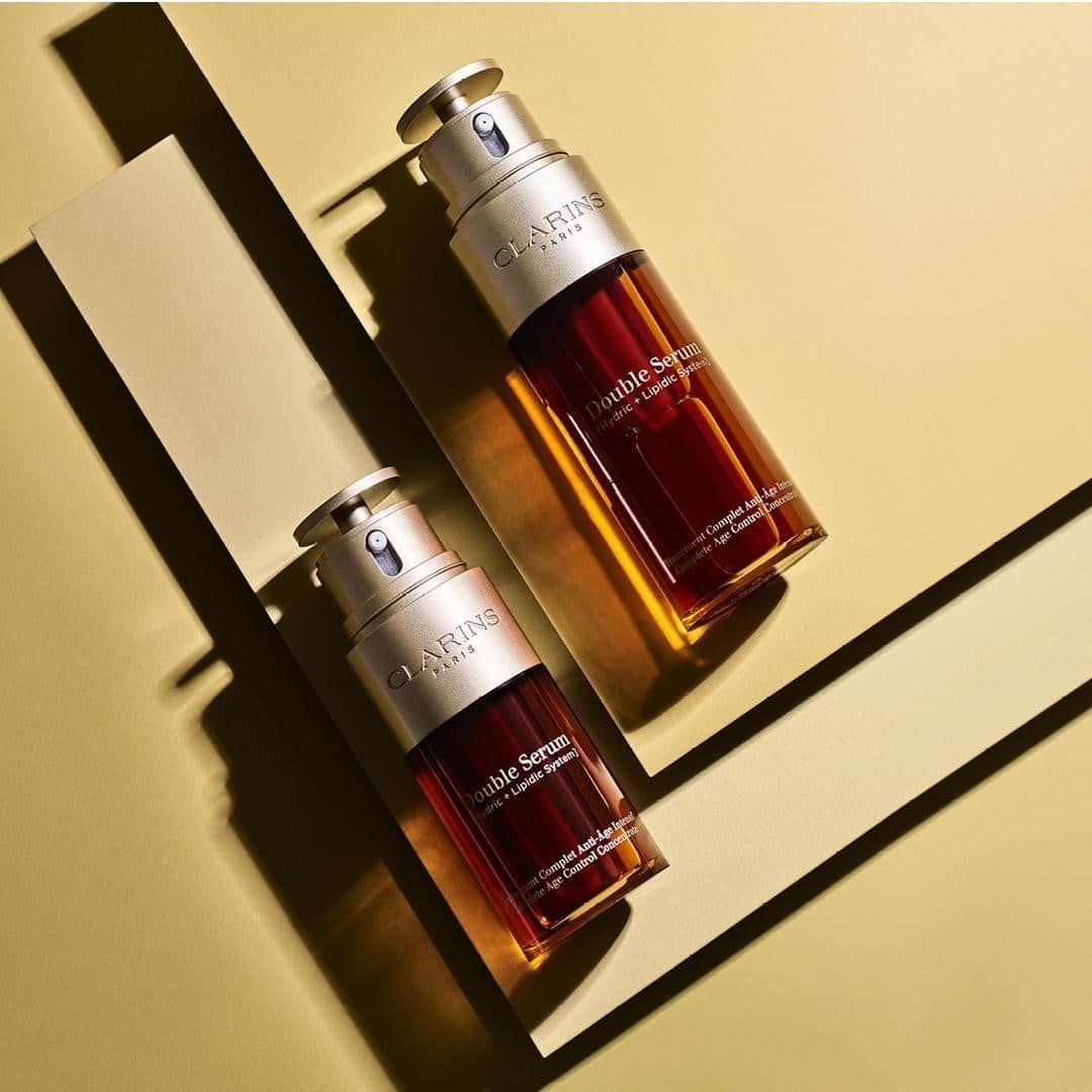 Clarins Franceさんのインスタグラム写真 - (Clarins FranceInstagram)「Votre allié pour prévenir des signes de l’âge et redonner de l’éclat à la peau, c’est Double Serum ☺⁣ ⁣ Avec ses 21 extraits de plantes qui agissent sur toutes les fonctions vitales de la peau, vous ne pourrez plus vous en passer ! ⁣ ⁣ L’avez-vous déjà testé ?⁣ ⁣ #Clarins #MonSoinClarins #ClarinsDoubleSerum #DoubleSerum #MyDoubleSerum⁣」2月16日 1時38分 - clarinsfr