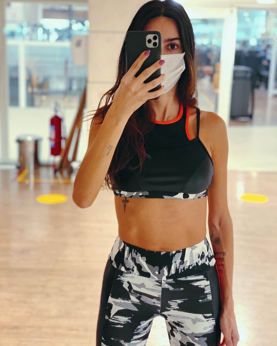 Thaila Ayalaのインスタグラム：「20 minutinhos de escada e deu por hoje. Pelo menos o macarrão do jantar tá pago ✅ @bodyforsure」