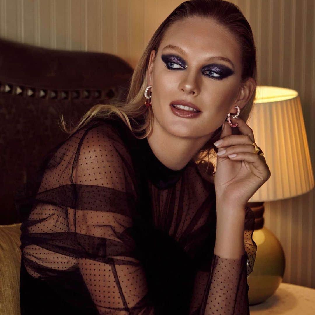 のインスタグラム：「MakeUp & Hair for @demarson  Photography @raultovar  ✨Model @patriciavdv  A little story about the beginning of my career 👇🏼  When I went to makeup school 14 years ago and I realized I wanted to become a professional makeup artist and live in New York City. I remember the advice of my teachers and mentors from school: “Mayela, work on your portfolio, build your website and let us know when you move to New York.” So I did, I worked and improved my portfolio. I used to work and study during the weeks and on Saturday mornings doing some brides. At the beginning, the photographers I was emailing to, didn’t wanted to work with me. But that didn’t stop me because I had my goal and vision clear. I never took those things personally because they also didn’t know my work and I didn’t have anything to show them as well (social media wasn’t a thing back then) - So then, I started doing many photoshoots with friends and used my sister as my model @dra.verovzz 😆I was persistant and later, I was able to work with great photographers who gave me the opportunity to work with them (will never forget those people)  — One day after 5 years of working non stop, I was finally ready to move to New York, proud with my portfolio and my website. Now that I see back, those 5 years were just just the beginning of the real hustle 😂 but it was all worth it.  — I share this because its important you know that good things, do take time, it’s hard, it’s stressful sometimes too. But as long as you have your goal and your vision clear (and make sure you have fun in the in-between) you must trust the process and always continue with faith that the best is yet to come.  Goals, luck, success - all of that will find you, but only if you work for it.  Special thanks to my mentors and artists who believed in me at that time @jennifer_s_heslop @theangeliquetechnique @themakeupchic @felixkunze @carlosgomezthinkphoto @raultovar @agatharuizdlprada @secoricardo @jumayoe @rosinaramon @mikeduran_dp @jesusdelacruzfotografo」