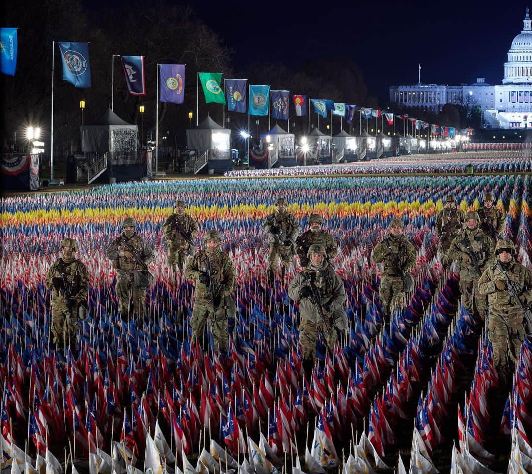 のインスタグラム：「Photo by @stephenwilkes / The 124th Cavalry from Grand Prairie, Texas.  After photographing for 16 hours, creating my Day to Night image of President Biden’s Inauguration, I came down from my crane, and saw a group of National Guardsmen were gathered in front of the flags. They kindly asked if I’d take a picture of them. I was happy to oblige, but realized this was such a special moment, I wanted to do a bigger picture. I asked if they would be willing to pose for a group portrait. I climbed back into my crane, and captured this extraordinary moment. These young American men within the field of flags, all of them give so much of themselves to protect us. The 124th Cavalry were just a few of the 25,000 National Guardsman who had our backs during our entire 16 hour shoot. Thank you to all of these men and women for your service to our nation. To see more from my travels near and far, follow me @stephenwilkes」