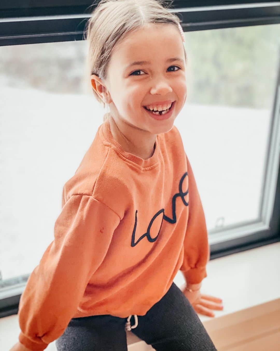 ジャナ・クレイマーのインスタグラム：「Baby girl lost her first tooth😭😭😭. She was sooo brave!!! Also, what does the tooth fairy bring while in quarantine ?! 😂」