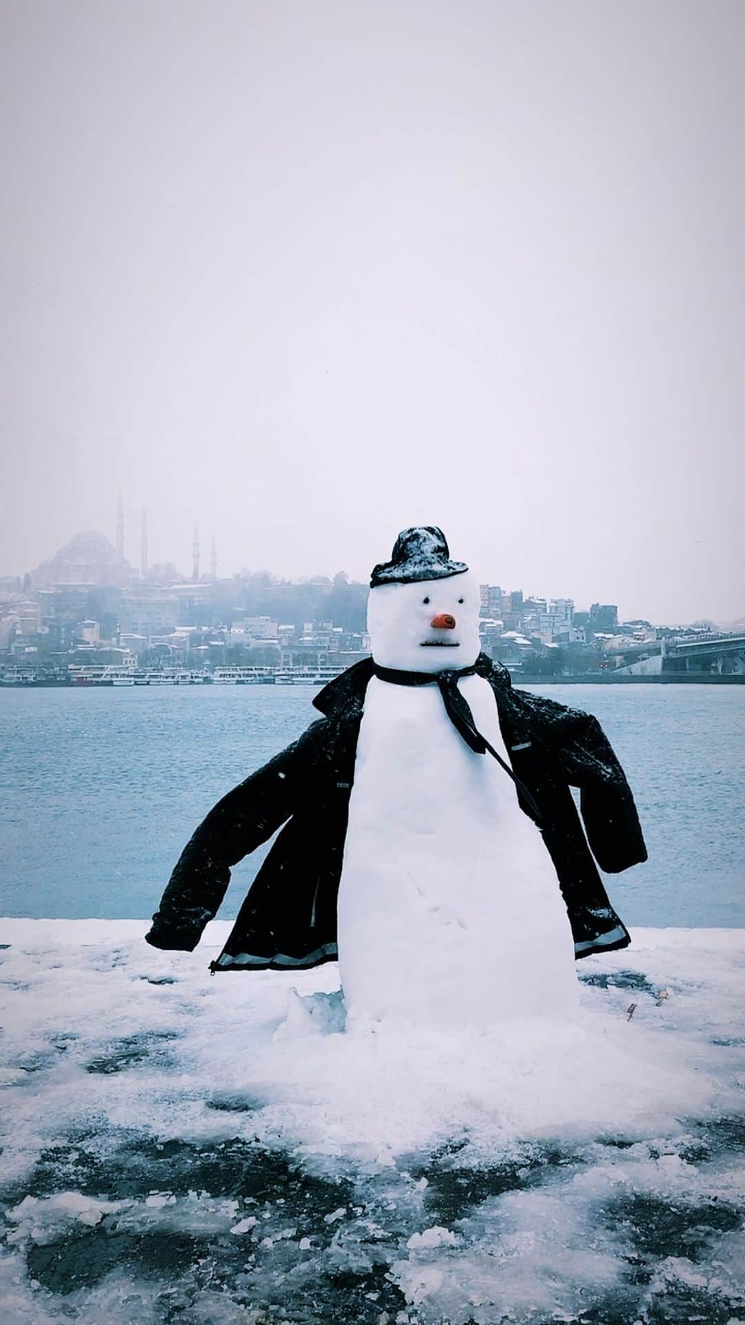 Mustafa Sevenのインスタグラム：「Kısacık Hikaye  #Istanbul #Kar #Snow #StoryOfIstanbul #Turkey    #streettogether #worldwide #myspc #lensculturestreets #burnmagazine #myfeatureshoot #photoobserve #magnumphotos #spicollective #streetart #streetselect #fromstreetwithlove #lensculture #streetsgrammer #streetportrait #believeinfilm #streetwear #streetstyle #photoshoot #photobook #Tspf」