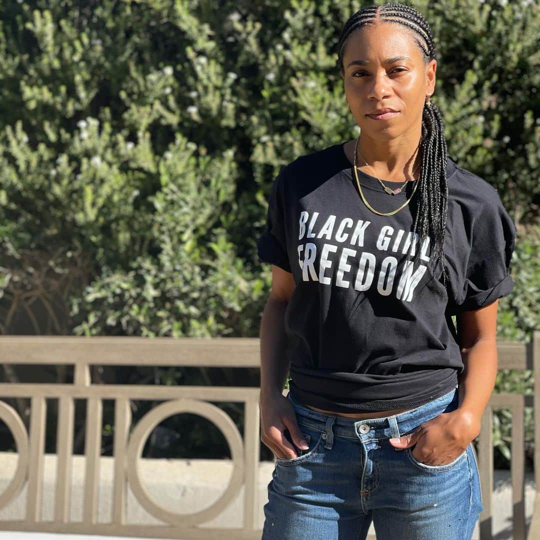 Kelly McCrearyのインスタグラム：「☀️ It is a GOOD morning indeed! Y’all know I love to uplift Black women and girls all day every day, so you can imagine how much I’ve been looking forward to this... Today @blackgirlfreedomfund kicks off #BlackGirlFreedomWeek!! Today begins a week-long celebration of Black girls* (*Black cis and trans girls, Black gender expansive youth, and Black femmes) and what is possible when we invest abundantly in their dreams, their power, and their leadership, and work together to co-create a future where they are safe, free, and thriving.  The team at @blackgirlfreedomfund chose this week during Black History Month in honor of Toni Morrison and Audre Lorde’s birthdays. There are lots of ways to participate in the week’s events by either watching on our website or their Facebook, Twitter or Instagram page.   SWIPE for all handles and some upcoming event details and join us!!! Today’s conversations feature the brilliant, inspiring voices of the multi-talented @rashidajones, Congresswoman @ayannapressley, activist @naomiwadler, and Grantmakers for Girls of Color Founder @monique.w.morris!   More from BGFF: 🎨 We'd love for you to share your ideas, stories and art inspired by this week's themes of freedom, safety, justice, joy, wellness and dreams. Make sure to tag us and include #BlackGirlFreedomWeek in your post so we can uplift it! ⠀ ⠀ ✨When you donate to the Black Girl Freedom Fund, you are supporting work that advances the well being of Black girls and their families, including work that centers and advances the power of Black girls through organizing, asset mapping, capacity-building, legal advocacy, and narrative work that seeks to shift structural violence enacted against Black girls. Join us at 1billion4blackgirls.org (or tap the link in our bio!)  #1bilion4blackgirls #blackgirljoy #blackgirlmagic #blackgirlfreedom #wellness #justice #creativity #art #freedom #safety #dreams #activism #blackhistorymonth」