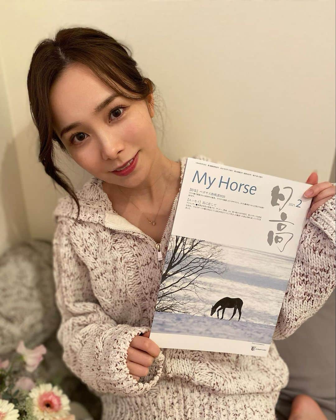 黒澤詩音のインスタグラム：「MyHorse🐴 "馬に恋して"  エッセイを書かせていただきました✨ ユニオンオーナーズクラブ様🏇ありがとうございます！  是非ご覧いただけたら嬉しいです🥰 サッカー、野球、競馬、様々なスポーツを通した魅力を書かせていただきました🖋  このジェラピケは、お誕生日で友人からプレゼントしてもらったものです🎁  カメラマンは🤳お家に遊びに来てくれた柴田アナ @sahoshibataa_ 🌸  #アナウンサー #競馬 #umajo #keiba #エッセイ #ユニオンオーナーズクラブ 様　#myhorse #gelatopique」