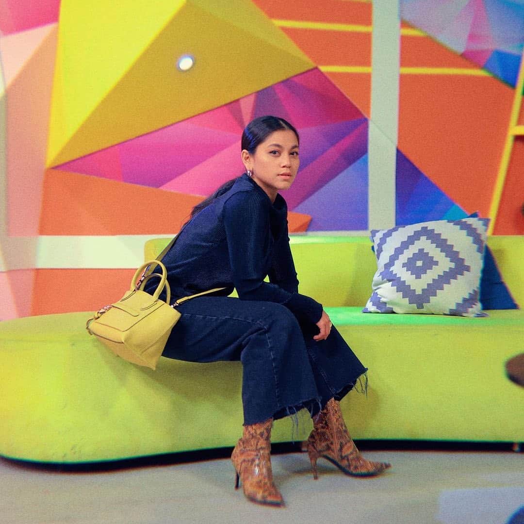 Longchampのインスタグラム：「"She liked pops of color... especially on a handbag” @kakaazraff wearing the Mailbox.  #LongchampMailbox #LongchampTresParis  #Longchamp」