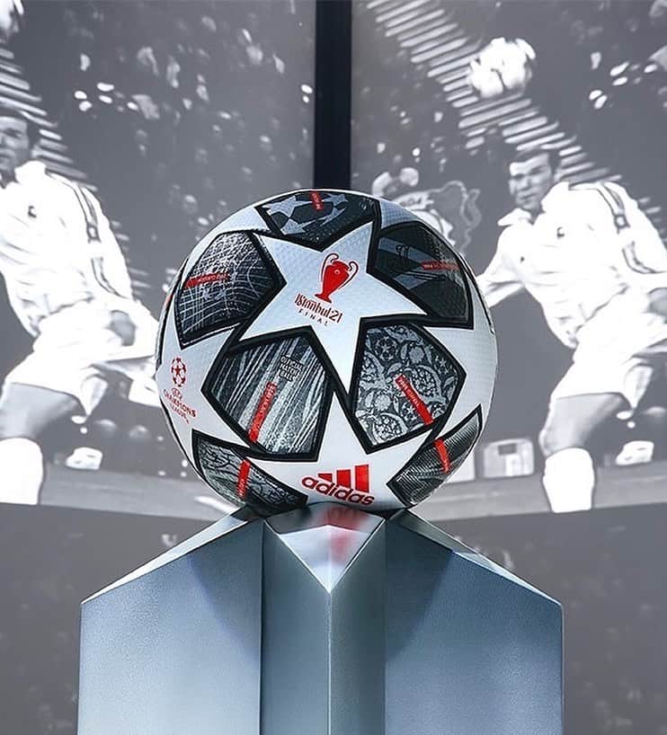 adidas Italiaのインスタグラム：「20 anni di storia. Vi presentiamo il nuovo pallone ufficiale della @championsleague che celebra i 20 anni dell'iconico design starball. Disponibile da domani su adidas.it e presso i partner commerciali selezionati.  #UCL #calcio #adidasFootball」