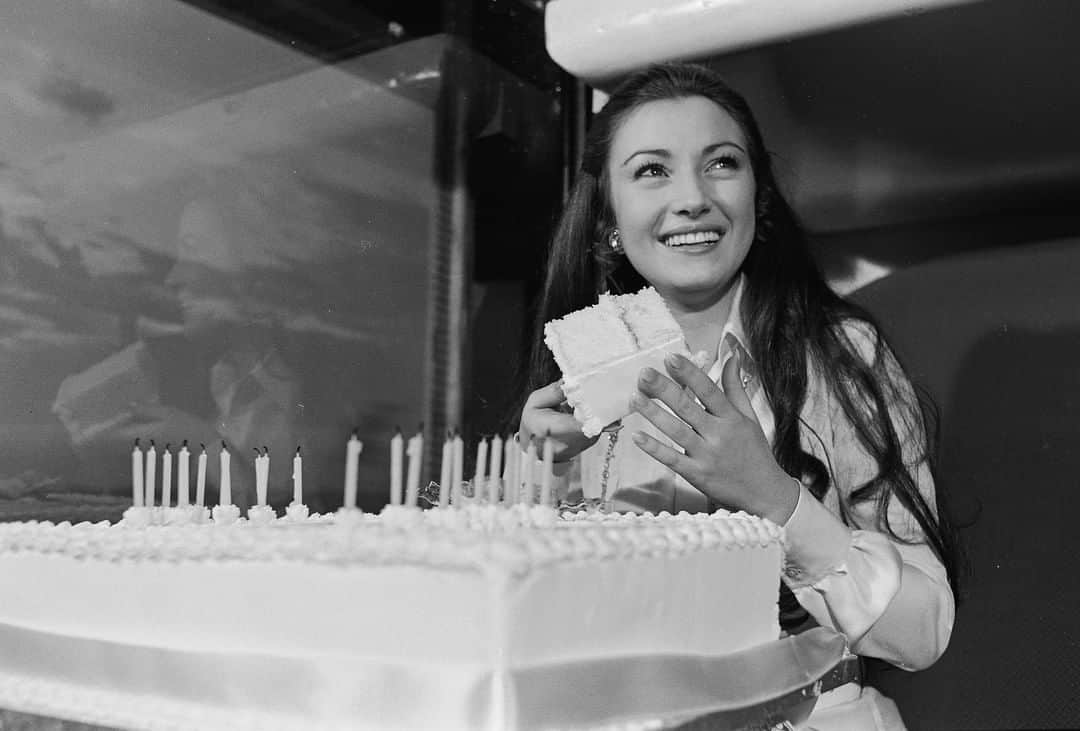 James Bond 007さんのインスタグラム写真 - (James Bond 007Instagram)「Today is more about birthday cards than tarot cards. Send your wishes to Jane Seymour below. Here she is celebrating her birthday while filming LIVE AND LET DIE.」2月16日 2時00分 - 007