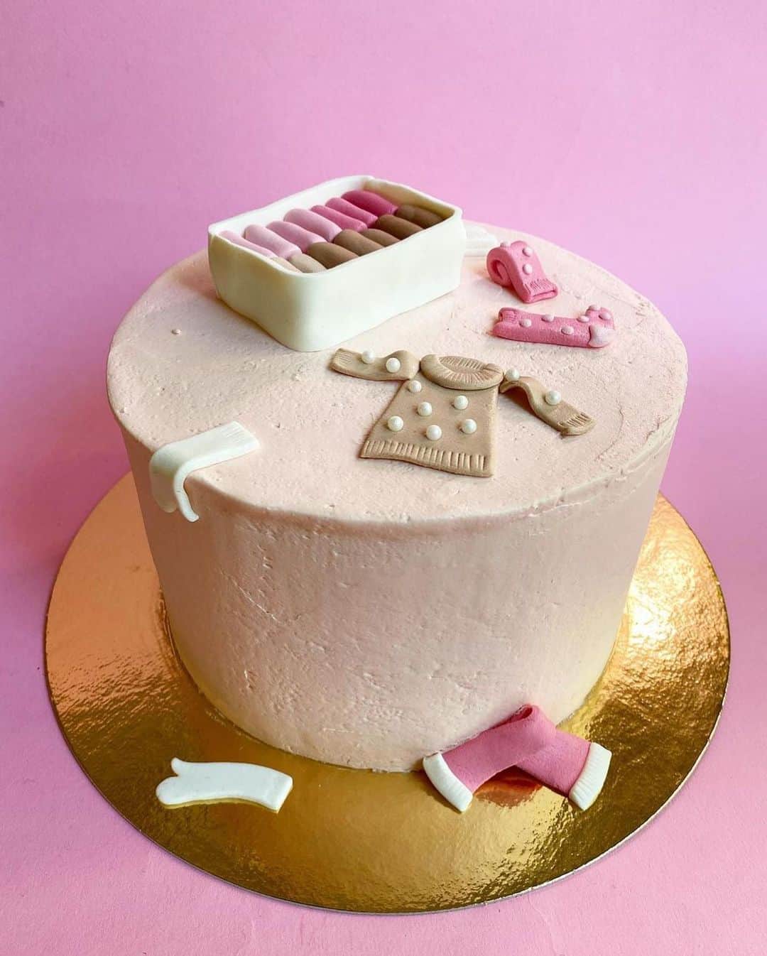 近藤麻理恵さんのインスタグラム写真 - (近藤麻理恵Instagram)「This KonMari cake sparks so much joy! Who wants a piece? 🙋‍♀️ Incredible work by @pastry_gas.」2月16日 2時01分 - mariekondo