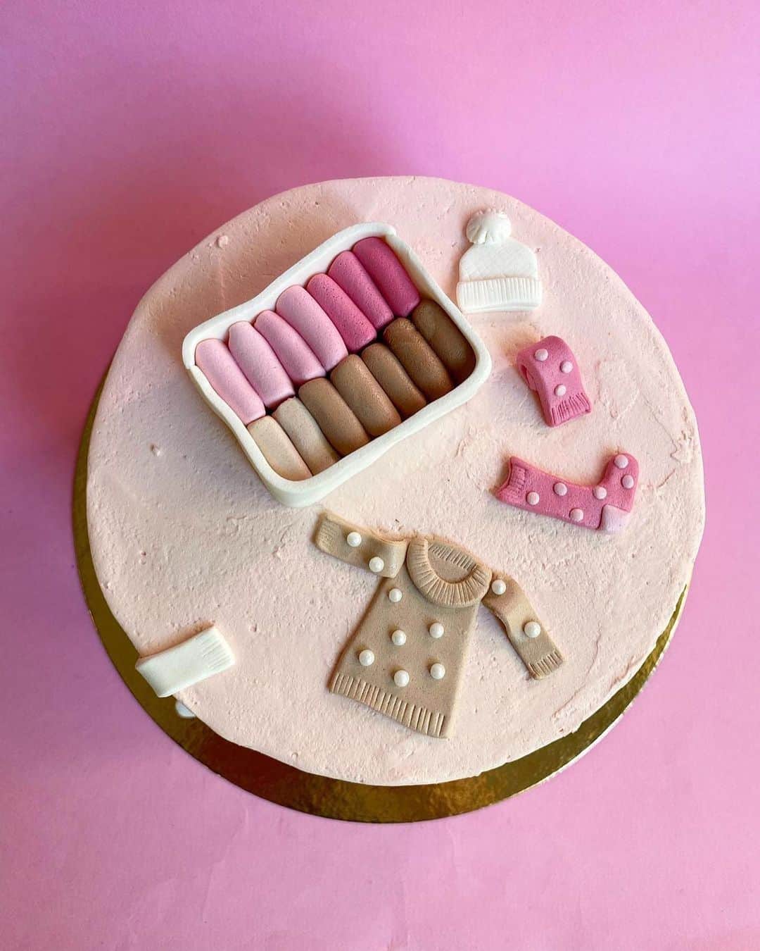 近藤麻理恵のインスタグラム：「This KonMari cake sparks so much joy! Who wants a piece? 🙋‍♀️ Incredible work by @pastry_gas.」