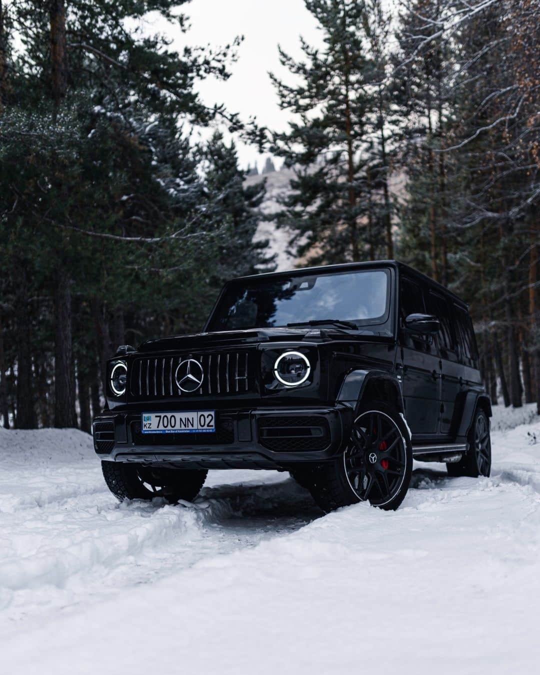 Mercedes AMGのインスタグラム：「[Kraftstoffverbrauch kombiniert: 14,4 l/100 km  CO₂-Emissionen kombiniert: 330 g/km  amg4.me/efficiency-statement]  Embrace the cold with the Mercedes-AMG G 63 ❄️  📷 @koresarim.ph  #DrivingPerformance #MercedesAMG #G63 #AMGspirit」